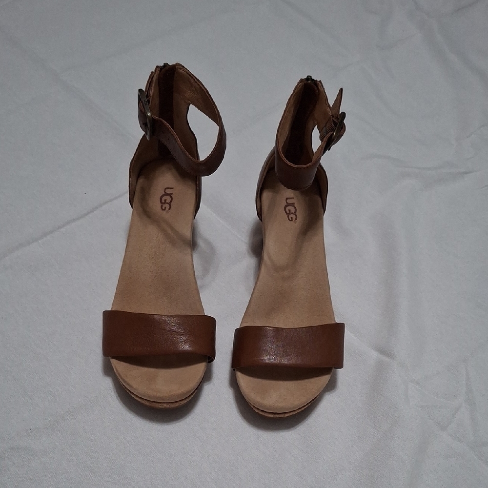EUC UGG Women's Brown Sandals Size 8